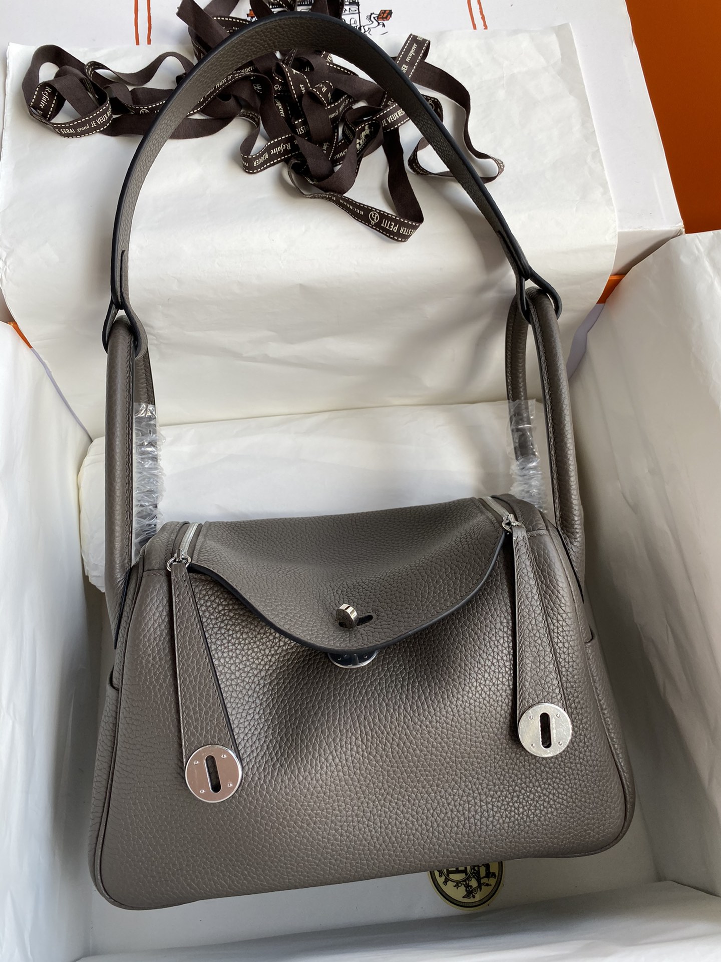 Hermes Lindy 26cm Handbag Shoulder Bag In Etain Clemence Leather